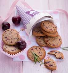 Biscotti al burro, amarene e rosmarino