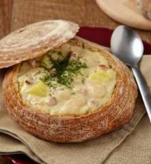 Fazole ve smetanové omáčce, podávané v chlebu