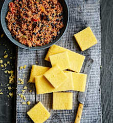 Chili de carne com abóbora e bolo de milho