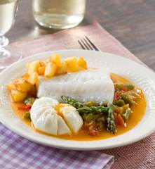 Bacalao con fritada de espárragos, huevos y patatas