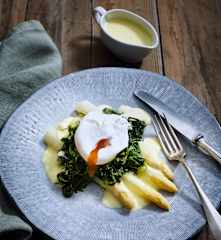 Spargel mit Spinat, pochiertem Ei und Hollandaise