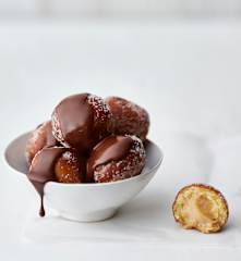 Mini berlinesas de crema de cacahuete y salsa de chocolate