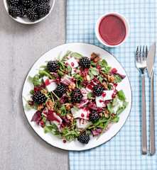 Sałatka z jeżynowym sosem winegret