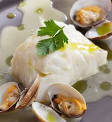 Merluza al vapor de almejas