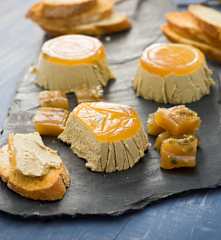 Paté a la pimienta verde con gelatina de manzanilla