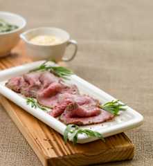 Ganso de vitela com molho béarnaise e esparregado de nabiças