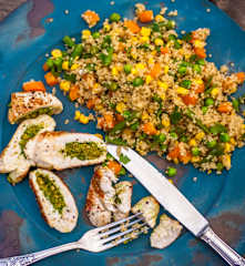 Krůtí roláda s olivami a zeleninová quinoa