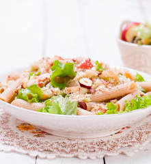 Sałatka z makaronem razowym i jabłkiem