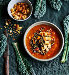 Sopa de lentilhas, grão-de-bico e kale