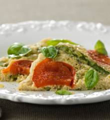 Omeleta de espargos com tomate