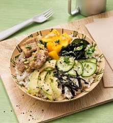 Ahi poke (Poke de atún con arroz)