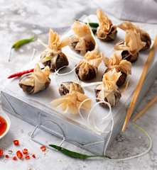 Saquitos crujientes de cerdo y gambas thai