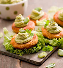 Burgery z soczewicy i purée z bobu