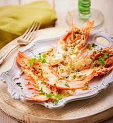 Camarones a la mantequilla de ajo