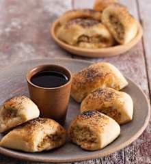 Paszteciki krucho-drożdżowe z mięsem i kaszą jęczmienną