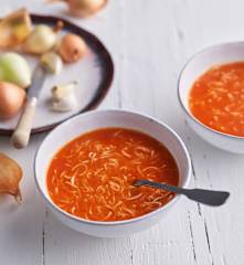 Sopa de fideos y tomate