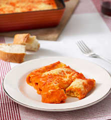 Canelones de pollo con salsa de piquillo