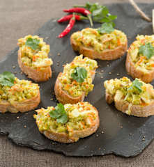 Tosta de palitos de surimi y queso gratinada