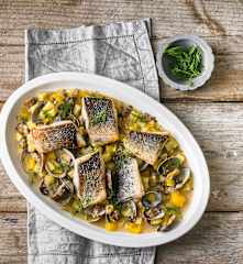 Muscheln und Wolfsbarsch