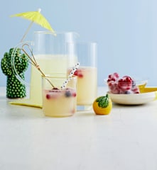 Limonade mit Frucht-Eiswürfeln