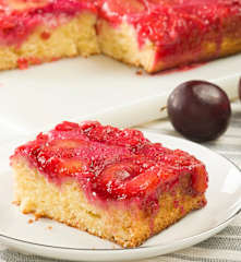 Bizcocho invertido con ciruelas rojas