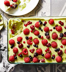 Tiramisu au thé matcha, framboises et fruits rouges variés