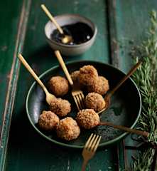 Croquetes de polvo com maionese de tinta de choco