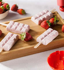 Ghiaccioli cremosi alle fragole e cioccolato bianco