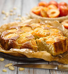 Polentový koláč s meruňkami (bez cukru)