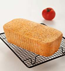 Pan de molde con tomate y semillas de sésamo