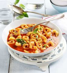 Tortellini au bouillon, tomate et basilic