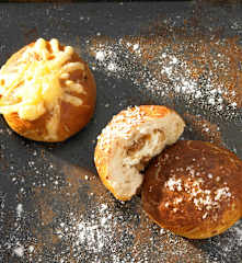 Laugen-Zwiebel-Käse-Brötchen