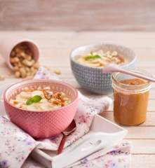 Jaglanka z bananami i orzechowym sosem