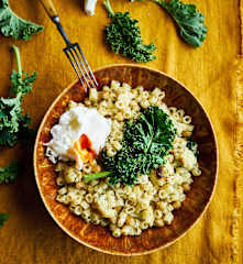 Massa cremosa com grão-de-bico e ovo escalfado