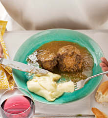 Rabo de ternera en salsa con puré de patatas ratte