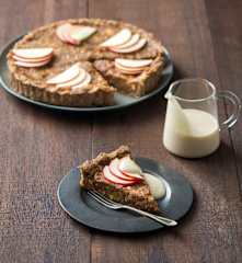 Raw apple pie