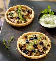 Steinpilz-Tartelettes mit Fontina und Kerbel-Crème-fraîche-Dip