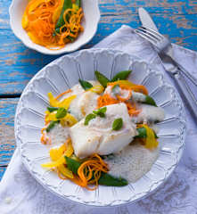 Kabeljau mit buntem Gemüse und Weißweinsauce