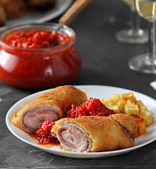 Flamenquines cordobeses con compota de tomate