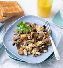 Huevos revueltos con beicon y champiñones salteados
