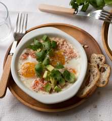 Huevos en cazuela con pavo y verduras