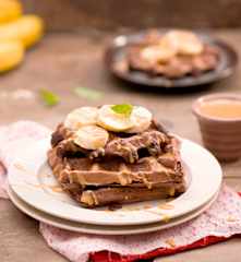 Gofry czekoladowe z sosem toffi i bananami
