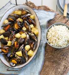 Mexilhões com caril de abacaxi e arroz de coentros