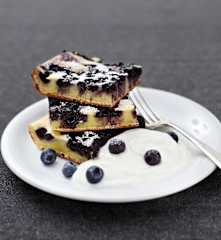 Heidelbeerpfannkuchen mit Holunderblütenquark