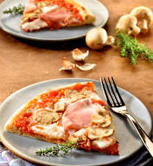 Pizza mit Schinken und Pilzen