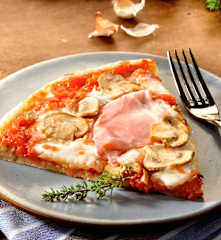 Pizza de jamón y champiñones