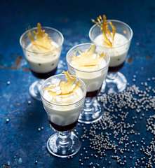 Taças de champanhe com frutos vermelhos