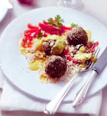 Fleischbällchen mit Reis, Paprika und Apfel-Curry-Sauce