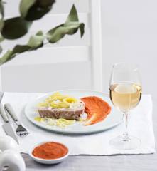 Stek z tuńczyka na parze z pikantnym dipem z pomidorów i soczewicy