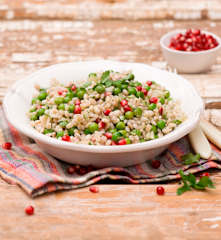 Sałatka z kaszą pęczak i owocem granatu